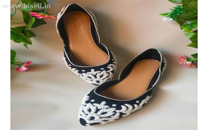 Bumper Dhamaka on Ethnic Footwears