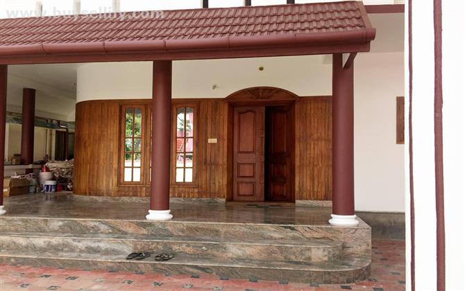 LUXURIOUS INDEPENDET HOUSE FOR SALE IN ERNAKULAM , KERALA .